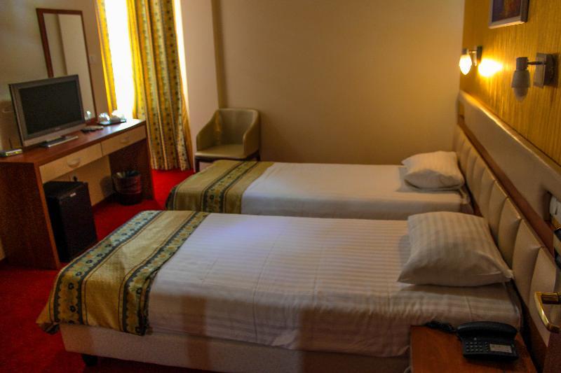 Kosher Hotel Lev Or Boekarest Buitenkant foto