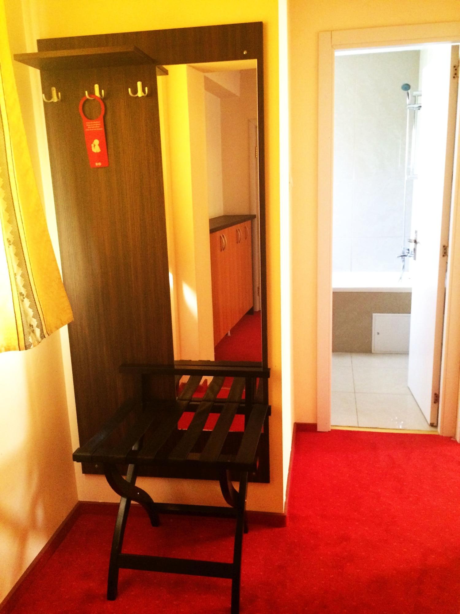 Kosher Hotel Lev Or Boekarest Buitenkant foto
