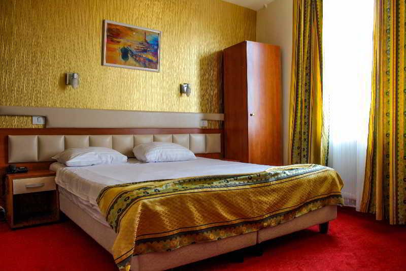 Kosher Hotel Lev Or Boekarest Buitenkant foto