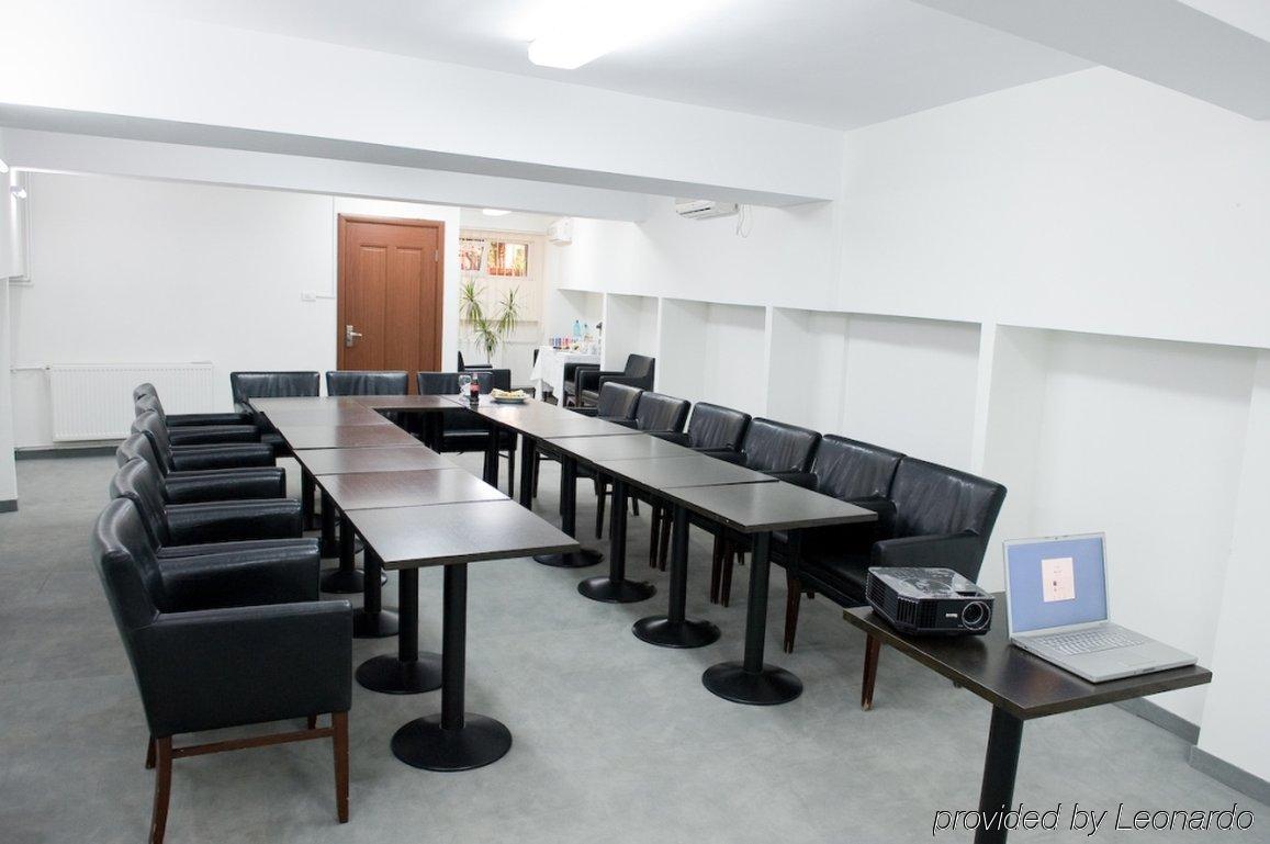 Kosher Hotel Lev Or Boekarest Buitenkant foto