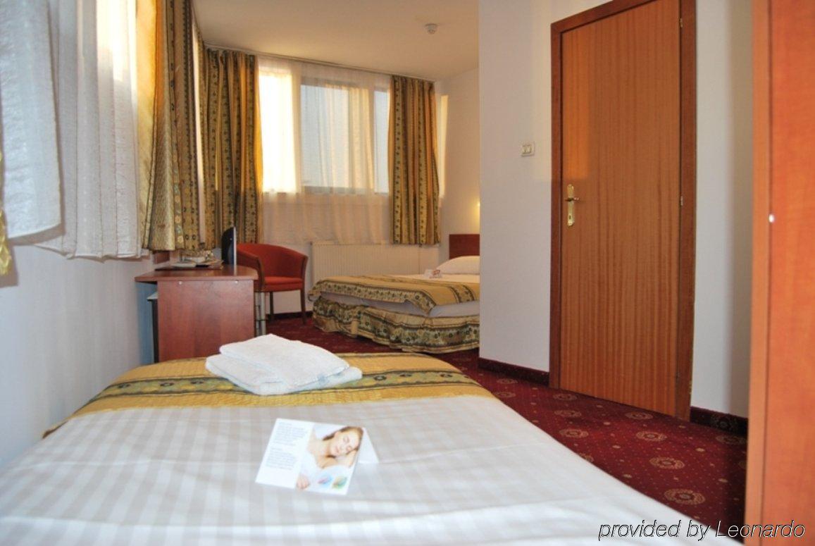 Kosher Hotel Lev Or Boekarest Kamer foto