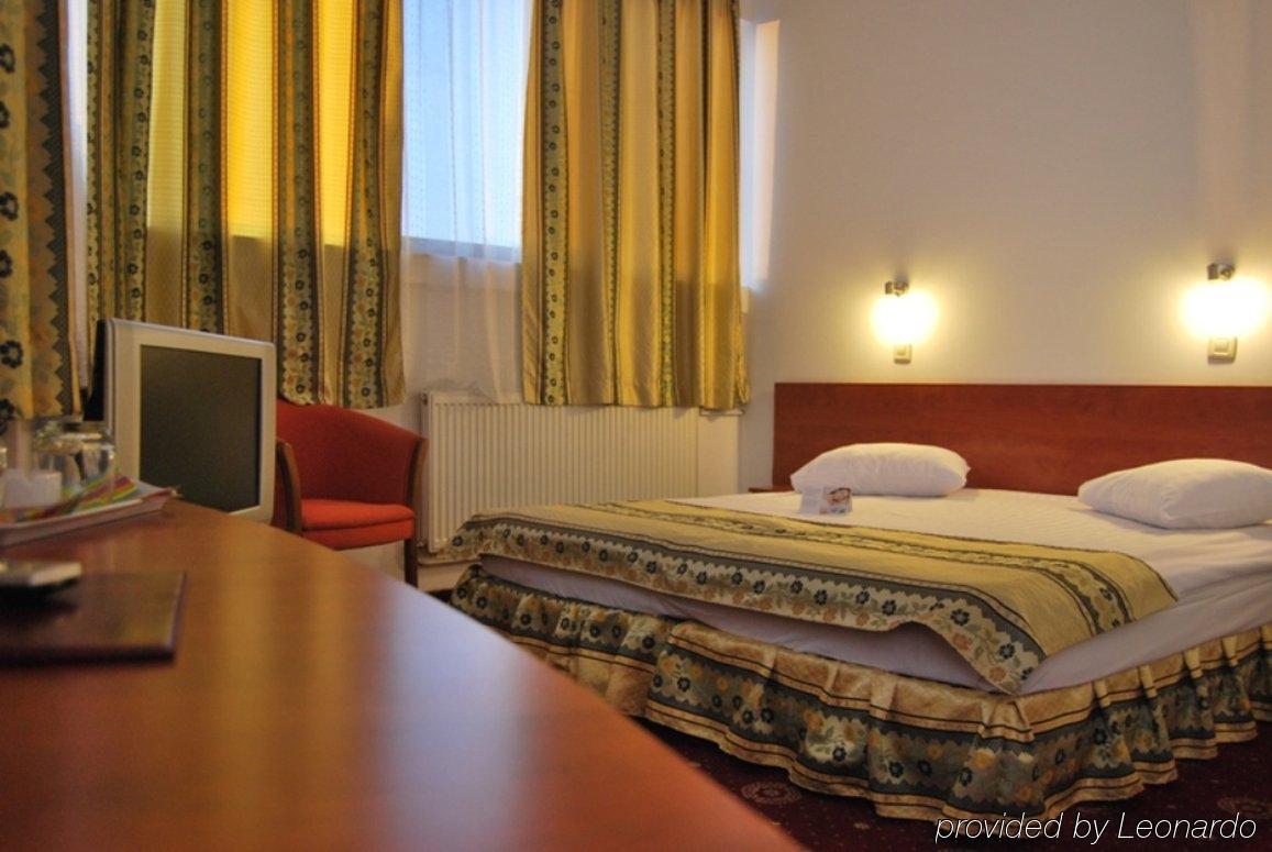 Kosher Hotel Lev Or Boekarest Kamer foto