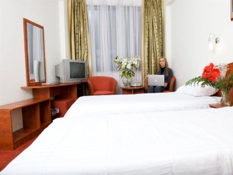 Kosher Hotel Lev Or Boekarest Buitenkant foto