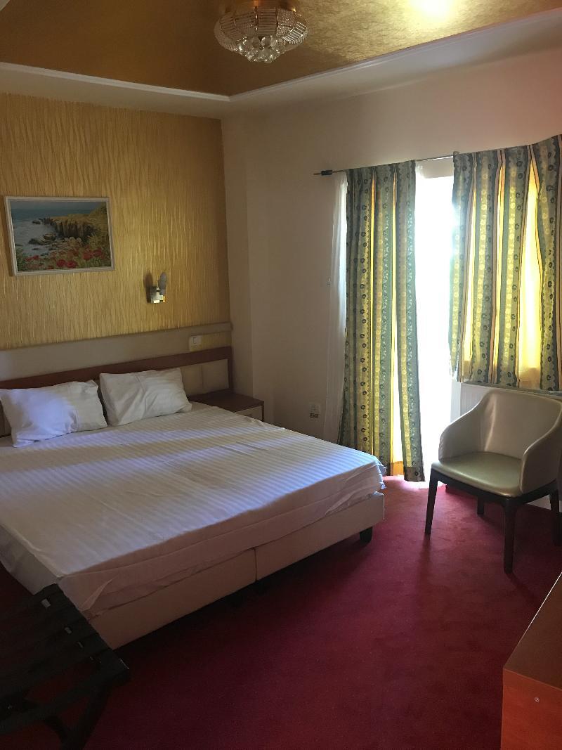 Kosher Hotel Lev Or Boekarest Buitenkant foto