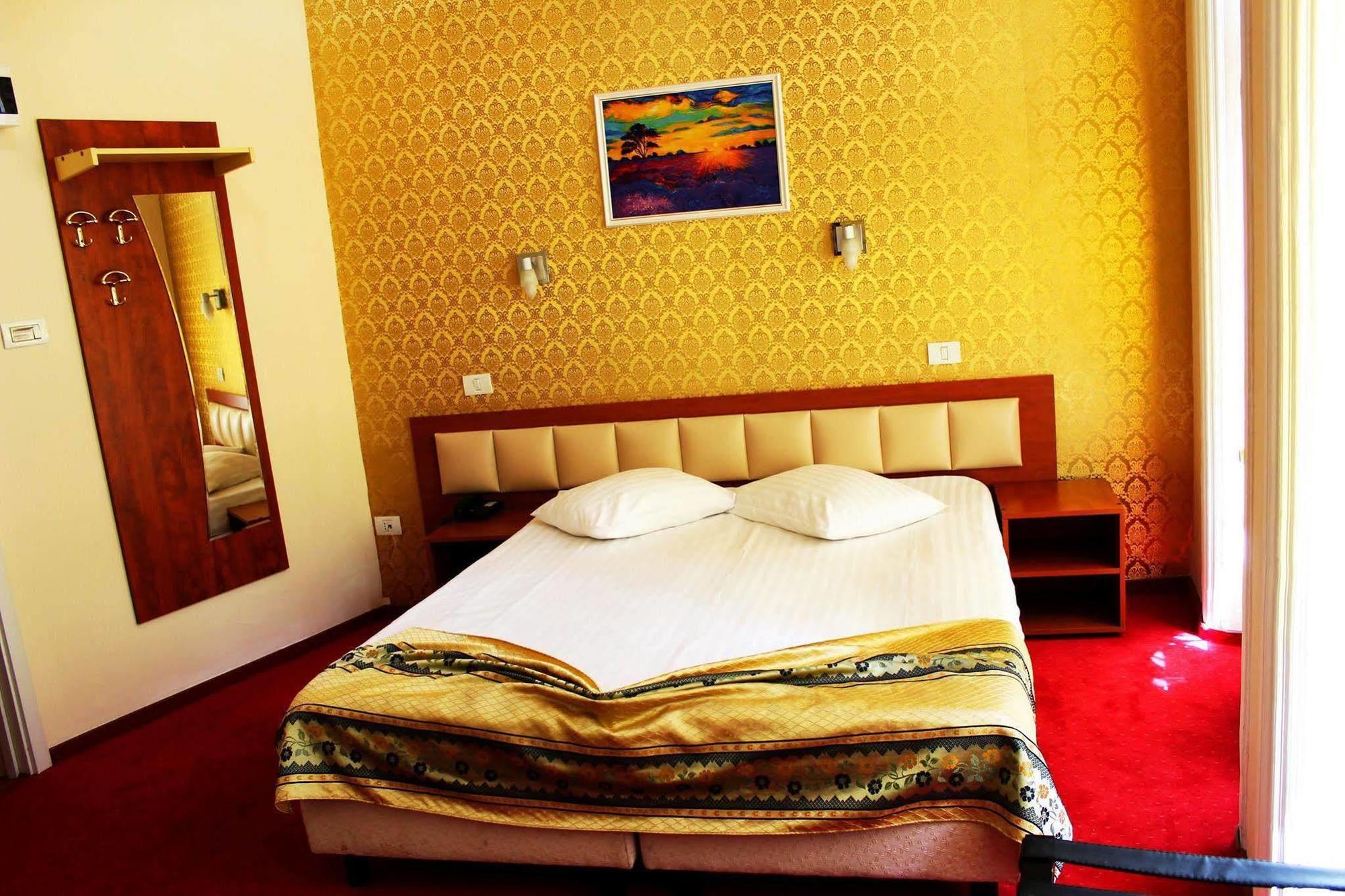 Kosher Hotel Lev Or Boekarest Buitenkant foto