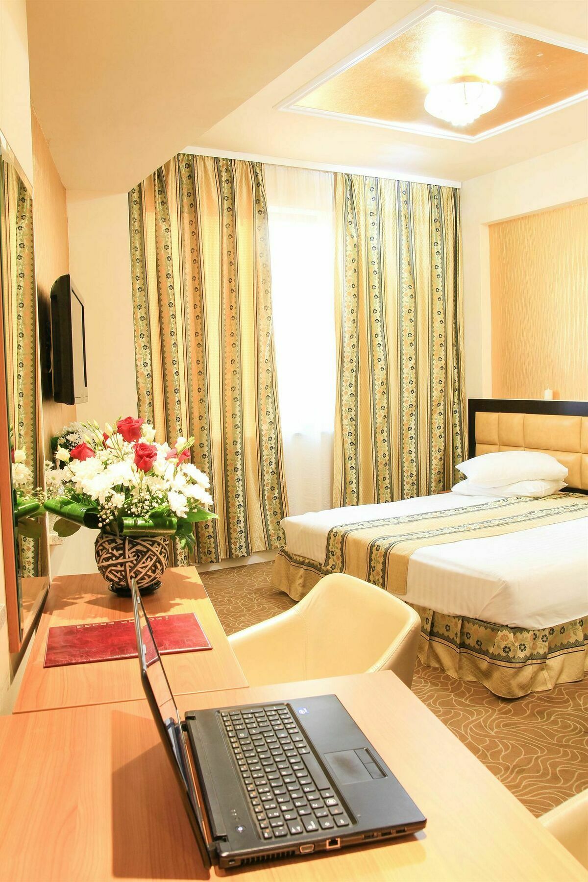 Kosher Hotel Lev Or Boekarest Buitenkant foto