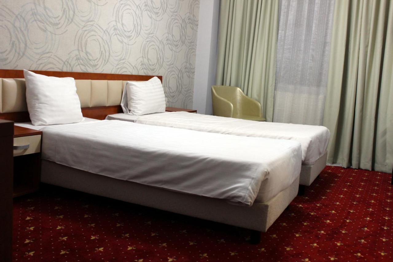 Kosher Hotel Lev Or Boekarest Buitenkant foto