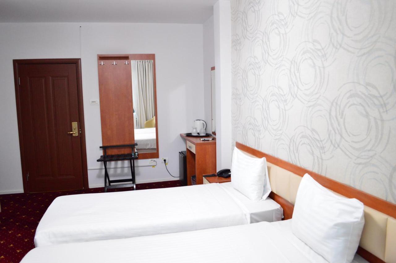 Kosher Hotel Lev Or Boekarest Buitenkant foto