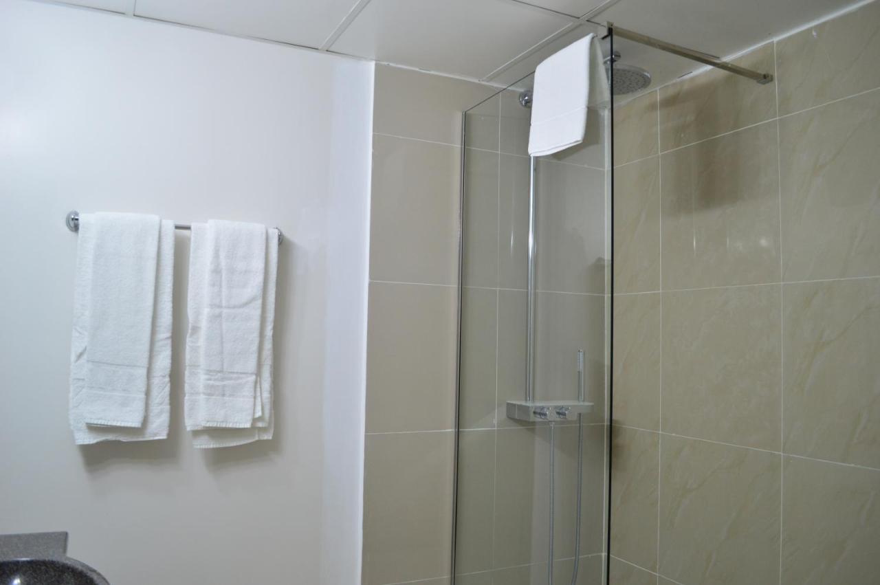 Kosher Hotel Lev Or Boekarest Buitenkant foto