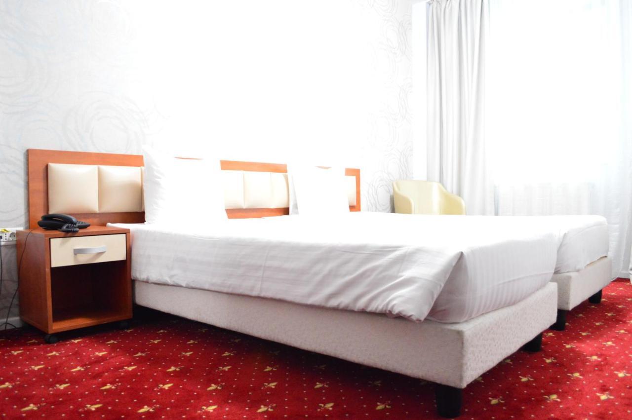 Kosher Hotel Lev Or Boekarest Buitenkant foto