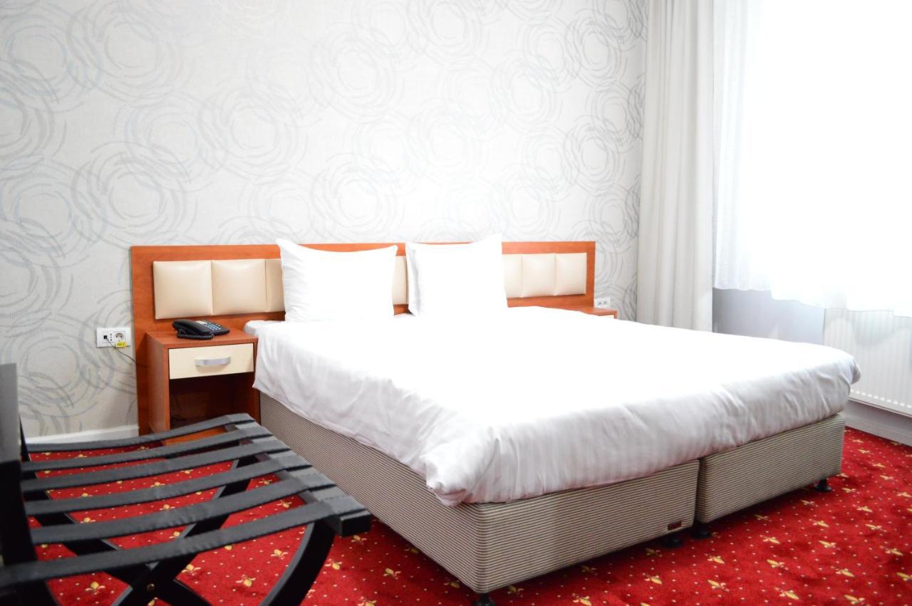 Kosher Hotel Lev Or Boekarest Buitenkant foto