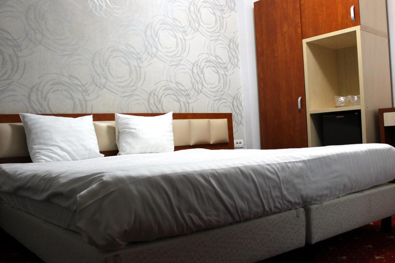 Kosher Hotel Lev Or Boekarest Buitenkant foto