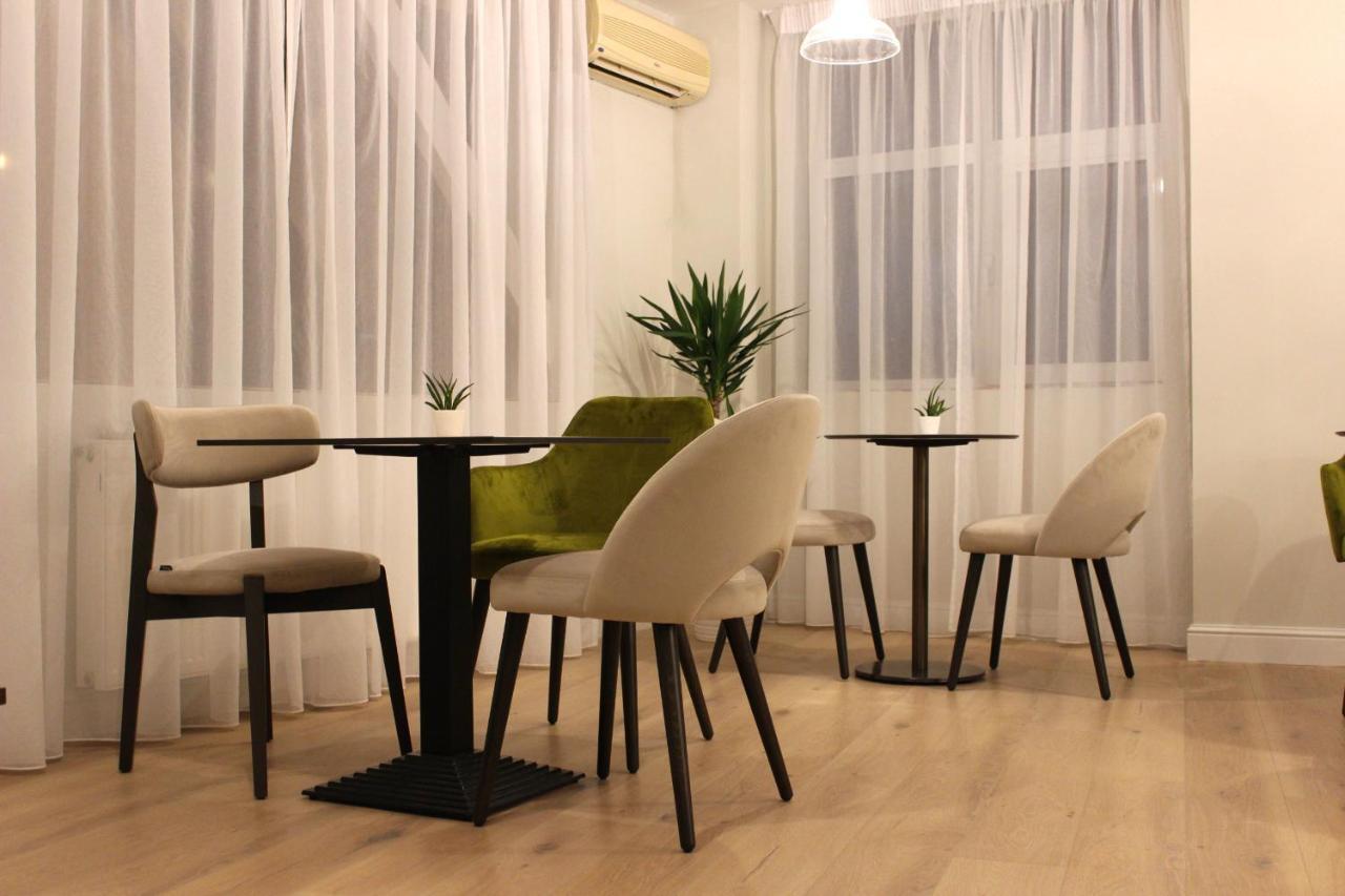 Kosher Hotel Lev Or Boekarest Buitenkant foto