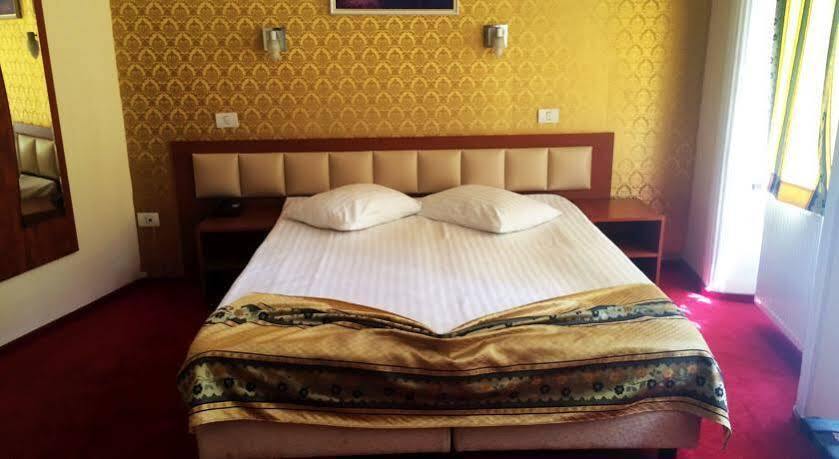 Kosher Hotel Lev Or Boekarest Buitenkant foto