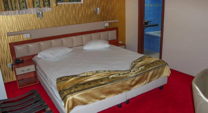 Kosher Hotel Lev Or Boekarest Buitenkant foto