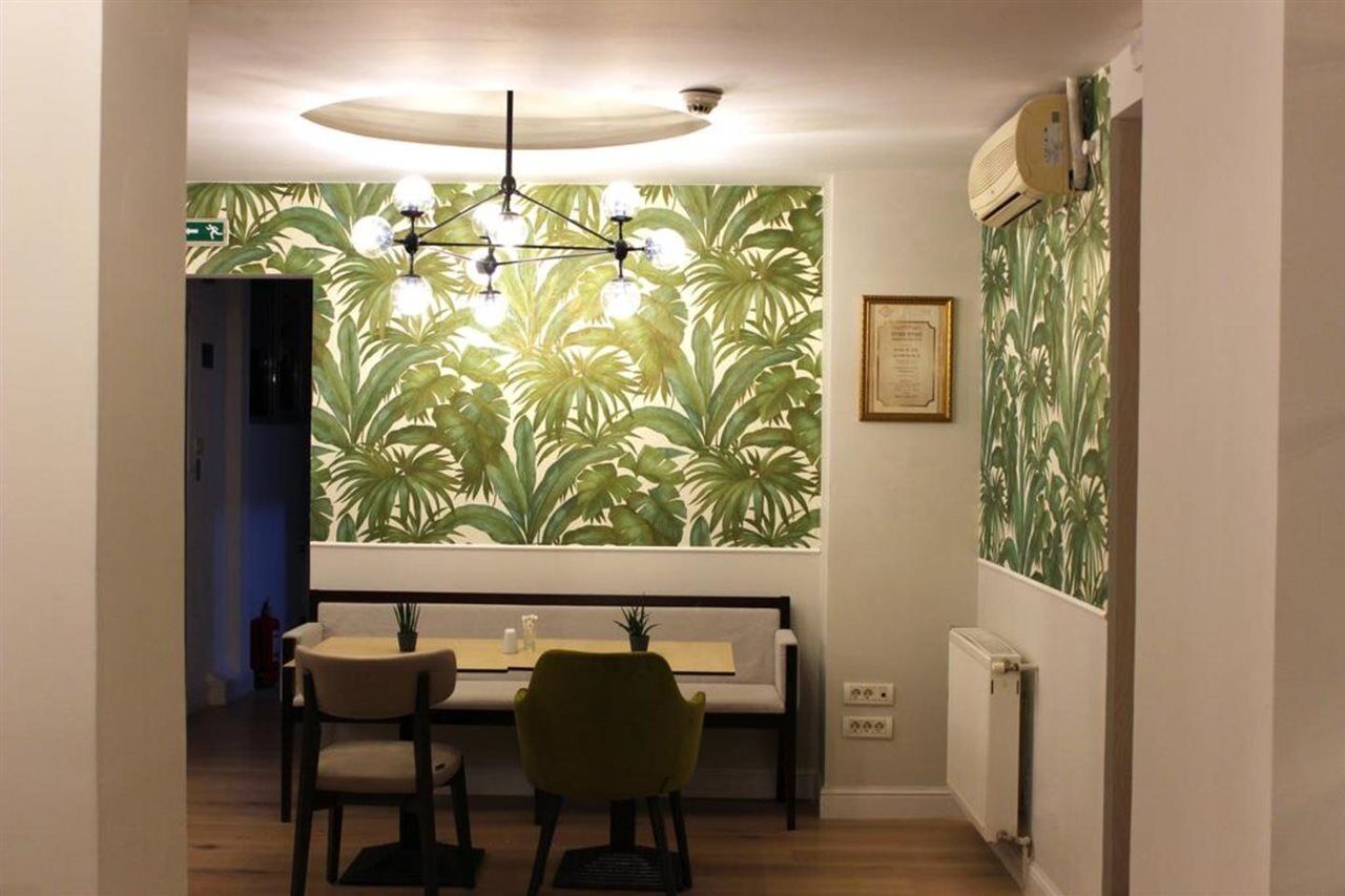 Kosher Hotel Lev Or Boekarest Buitenkant foto