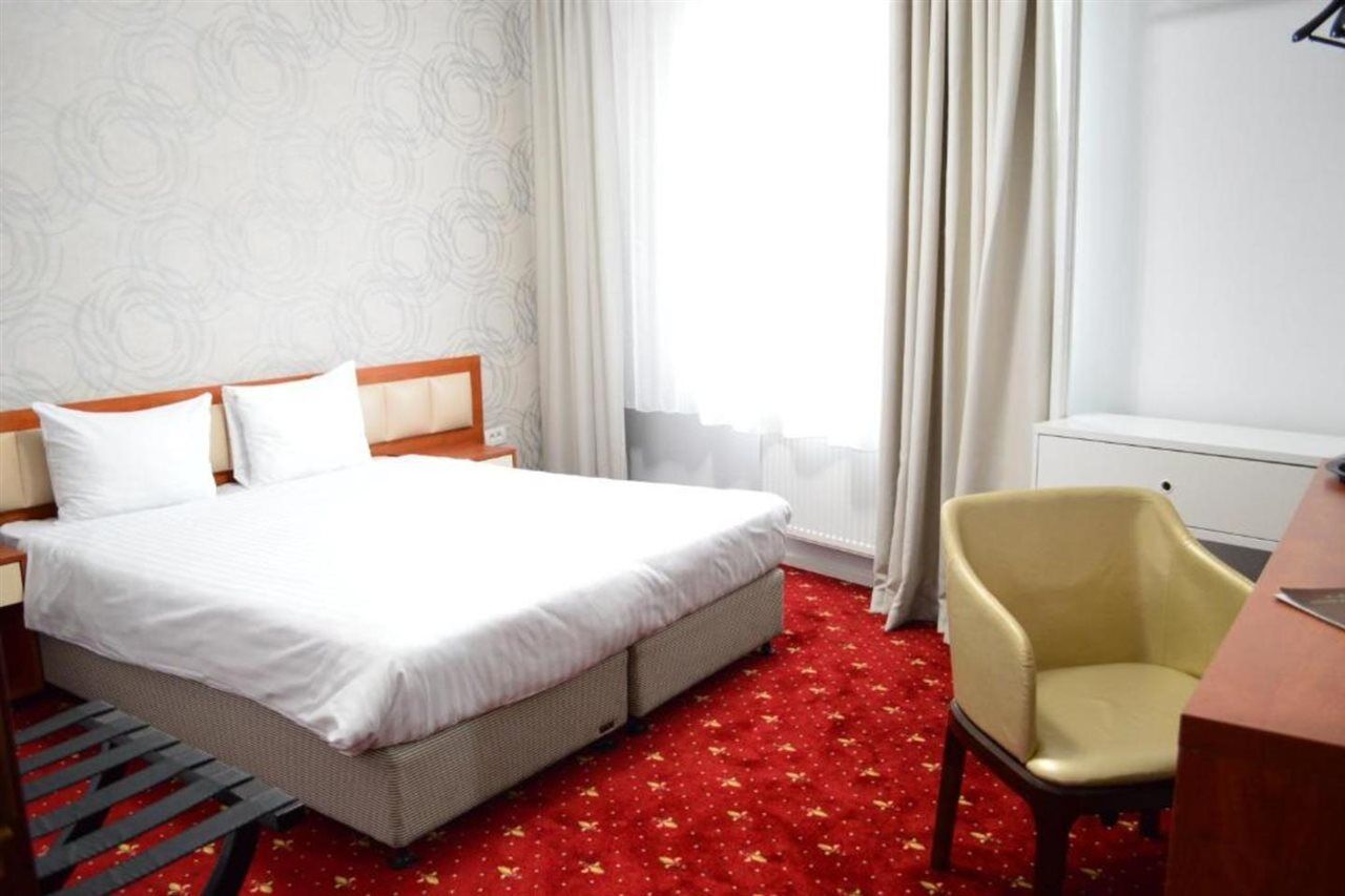 Kosher Hotel Lev Or Boekarest Buitenkant foto