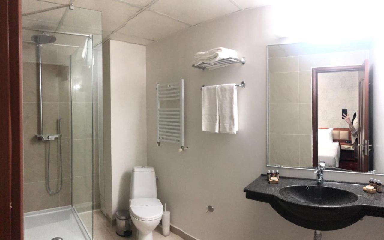 Kosher Hotel Lev Or Boekarest Buitenkant foto