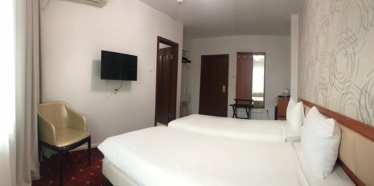 Kosher Hotel Lev Or Boekarest Buitenkant foto